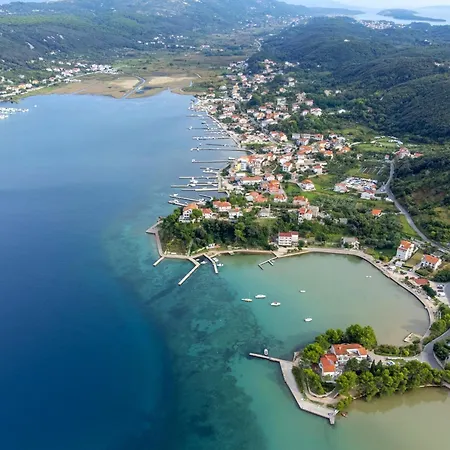 - Donja 2001d Apartment *