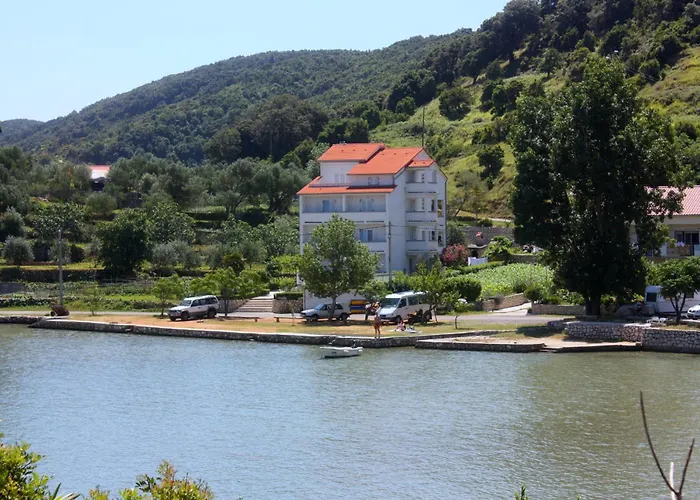- Donja 2001d * Supetarska Draga